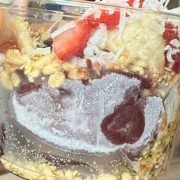 Frozen Açaí base that is supposed to be blended before adding toppings Frozen Açaí base that is supposed to be blended before adding toppings