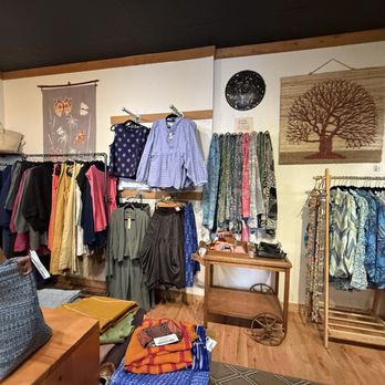 Giraffe - Interior - Women's Clothing Near Me - Vashon, Washington Giraffe - Interior - Women's Clothing Near Me - Vashon, Washington