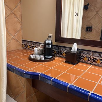 Hotel Mission De Oro - Bathroom in a second floor double queen room - Hotels Near Me - Santa Nella, California Hotel Mission De Oro - Bathroom in a second floor double queen room - Hotels Near Me - Santa Nella, California