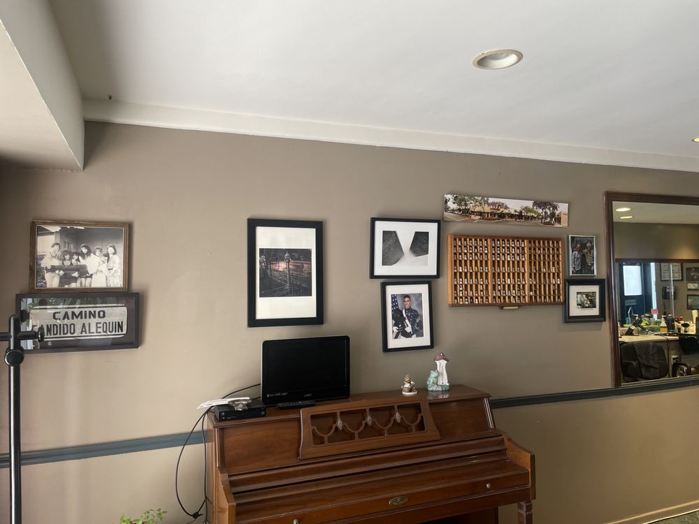 Mike's On Broadway Hair Studio Logo