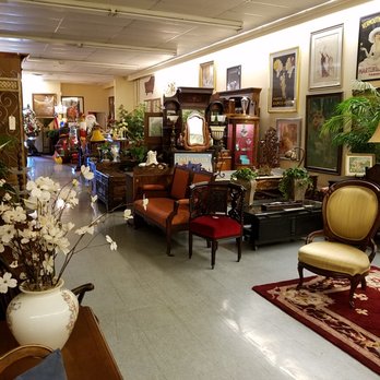 Manor House Antique Mall - spacious walkways between booths - Antiques Near Me - Indianapolis, Indiana