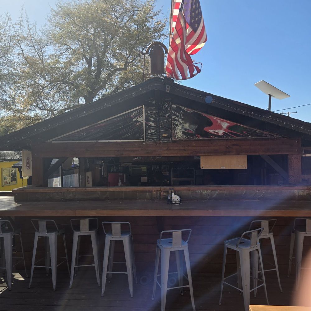 Gilligans Pizza LLC - Bright and sunny tree shaded patio - Pizza Near Me - Yarnell, Arizona Gilligans Pizza LLC - Bright and sunny tree shaded patio - Pizza Near Me - Yarnell, Arizona