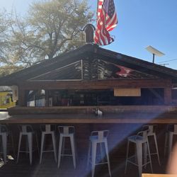Gilligans Pizza LLC - Bright and sunny tree shaded patio