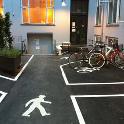 Astanga Yoga København - Baggården har fine streger som viser hvor man skal gå og hvor man kan stille sin cykel!