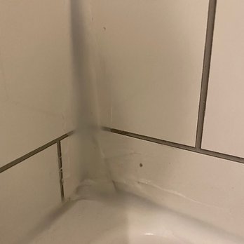 Detroit Tubs - behind that glob of caulk is a crack - General Contractors Near Me - Clinton Township, Michigan Detroit Tubs - behind that glob of caulk is a crack - General Contractors Near Me - Clinton Township, Michigan
