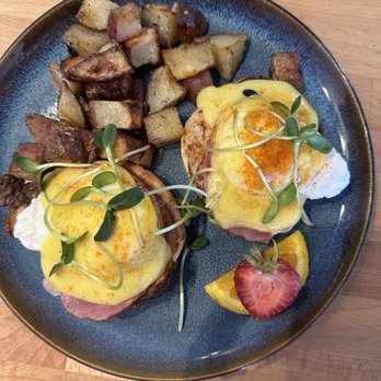 Harvest Food & Drink - Egg Benedict - Coffee & Tea Near Me - Jasper, Alberta