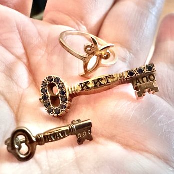 Coins & Currency Of Wayne - Coins and Currency of Wayne -- get cash for your old Sorority or Fraternity jewelry - Gold Buyers Near Me - Wayne, Pennsylvania Coins & Currency Of Wayne - Coins and Currency of Wayne -- get cash for your old Sorority or Fraternity jewelry - Gold Buyers Near Me - Wayne, Pennsylvania