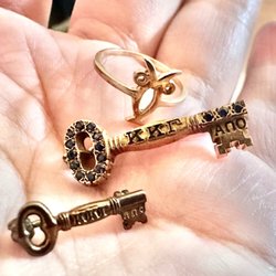 Coins & Currency Of Wayne - Coins and Currency of Wayne -- get cash for your old Sorority or Fraternity jewelry