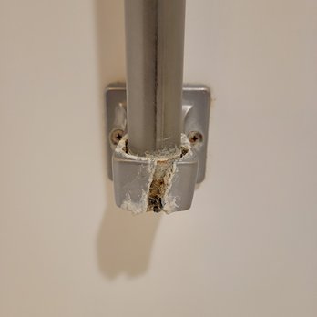 Primm Valley Resort - Broken "safety" bar in bathtub - Pretty sure this is a violation. - Hotels Near Me - Primm, Nevada