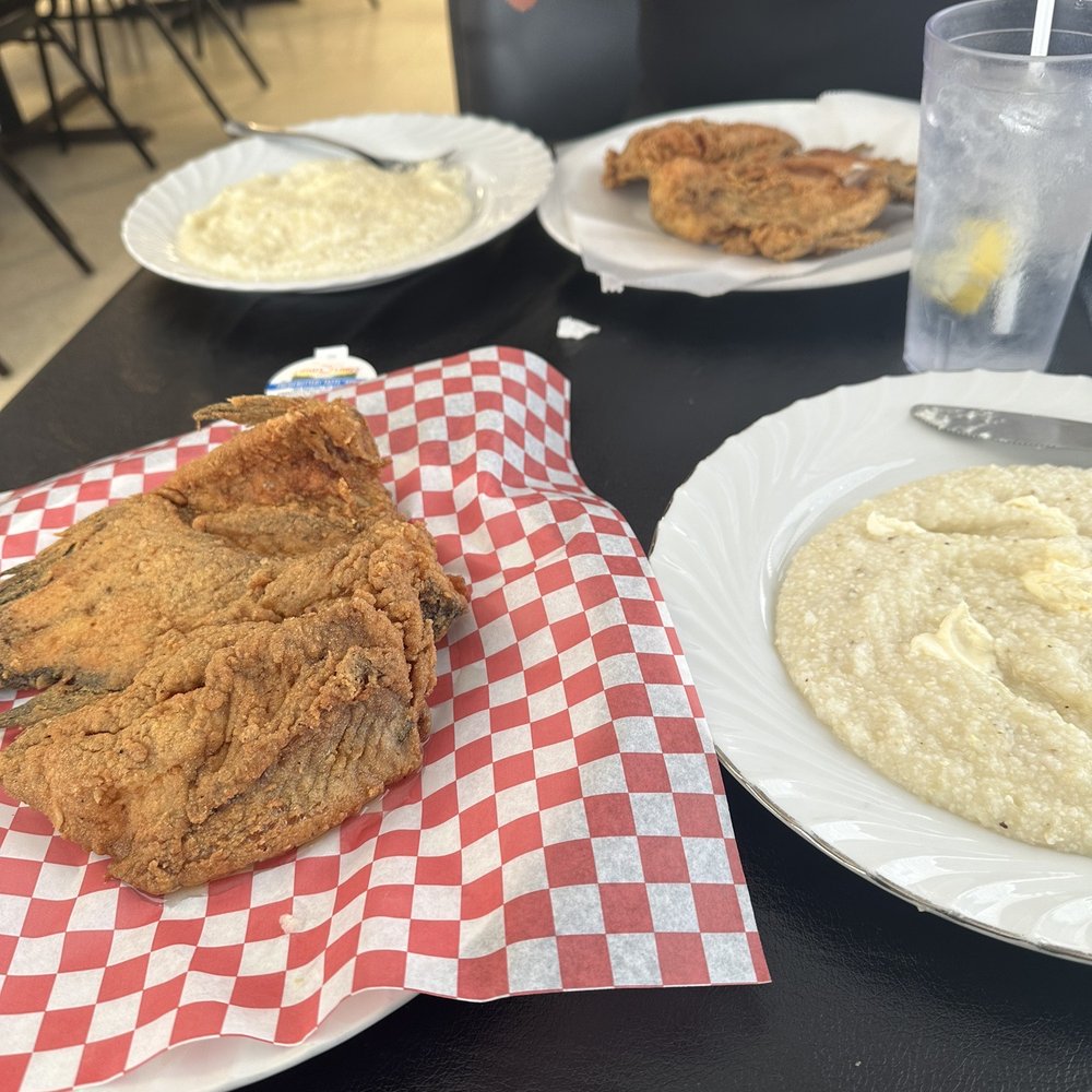 J & E Superette - fried chicken and mashed potatoes - Grocery Near Me - Manning, South Carolina