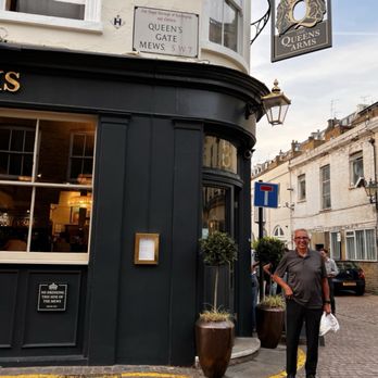 The Queen's Arms - Exterior - Pubs Near Me - London, XGL The Queen's Arms - Exterior - Pubs Near Me - London, XGL