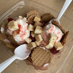 33 North Eats & Treats - Strawberry cheesecake dessert nachos