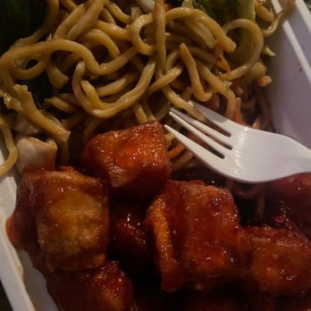 Lee’s Chinese Restaurant - General Taos tofu with veggie lo mein! - Chinese Near Me - Manteca, California