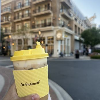 La La Land - Outside corner - Americana - Coffee & Tea Near Me - Glendale, California La La Land - Outside corner - Americana - Coffee & Tea Near Me - Glendale, California