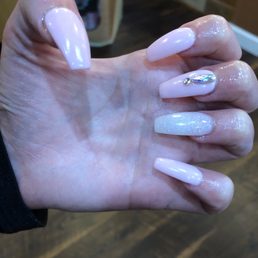 Full set acrylics with pink power and one sparkly nail. Full set acrylics with pink power and one sparkly nail.