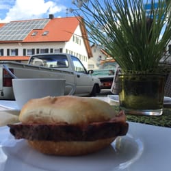 Bäckerei Schmid - Fleischkäs Weckle und Kaffee im Freien