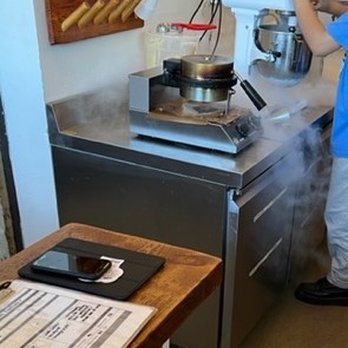 à la minute - Making small batch ice cream - Ice Cream & Frozen Yogurt Near Me - Redlands, California