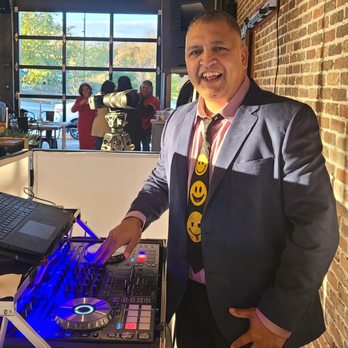 Dj Smiley - Ready to start this wedding - DJs Near Me Dj Smiley - Ready to start this wedding - DJs Near Me