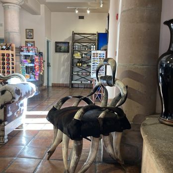 Harris Ranch - Lobby - Hotels Near Me - Coalinga, California