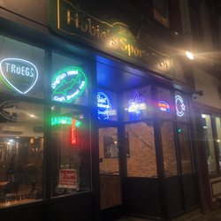 Hobie's Sports Den - Front of the business