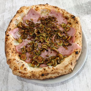 I Masanielli - Francesco Martucci - I Masanielli da Francesco Martucci 01/15/2020: Pizza PINK – Artisan Gorganzola Fondue, For di Latte, Salame Rosa, Zucchini Chips, Olive Oil - Pizza Near Me - Caserta, CE
