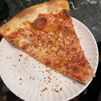 Joe's Pizza - Cheese w/ Red pepper flakes - Pizza Near Me - Brooklyn, New York