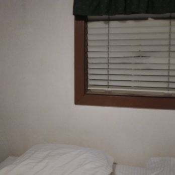 Timberline Lodge - Broken bedside lights, broken blinds, no headboard, dirty wall - Hotels Near Me - Big Bear Lake, California Timberline Lodge - Broken bedside lights, broken blinds, no headboard, dirty wall - Hotels Near Me - Big Bear Lake, California