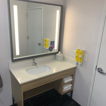 Tru by Hilton Sharonville Cincinnati - Bathroom - Hotels Near Me - Cincinnati, Ohio Tru by Hilton Sharonville Cincinnati - Bathroom - Hotels Near Me - Cincinnati, Ohio