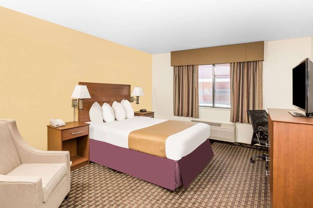DAYS INN BY WYNDHAM DES MOINES MERLE HAY 21 Photos & 16 Reviews
