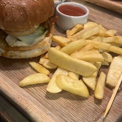 FullBull - Pulled pork sandwich and fries