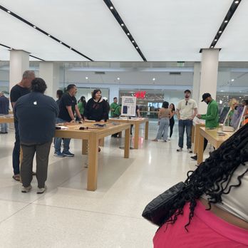 Apple Sherman Oaks - Computers Near Me - Sherman Oaks, California