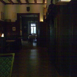Maximilianshof - Blick von der Bank durch den Rittersaal