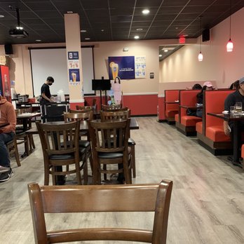 Somac - Inside dining area - Chicken Wings Near Me - Chantilly, Virginia