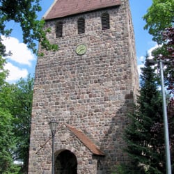 Dorfkirche Marienfelde - Der Kirchturm im Juni 2016.