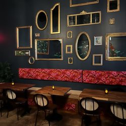 Meo Bar - Table seating & beautiful decor