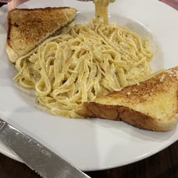 Hollywood Bar And Grill - Alfredo