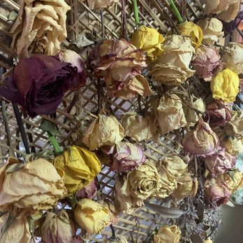 Common Grounds - Some dried roses decorating the space - Coffee & Tea Near Me - Nashville, Indiana