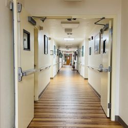 Sunny Place of Stockton - Hallway of rooms