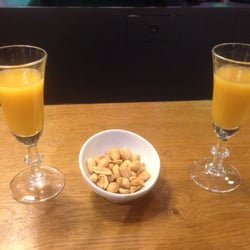 YAKA - Jus de fruits et cacahuètes gentiment (et PROPREMENT!) servis pour patienter au comptoir en attendant nos commandes à emporter