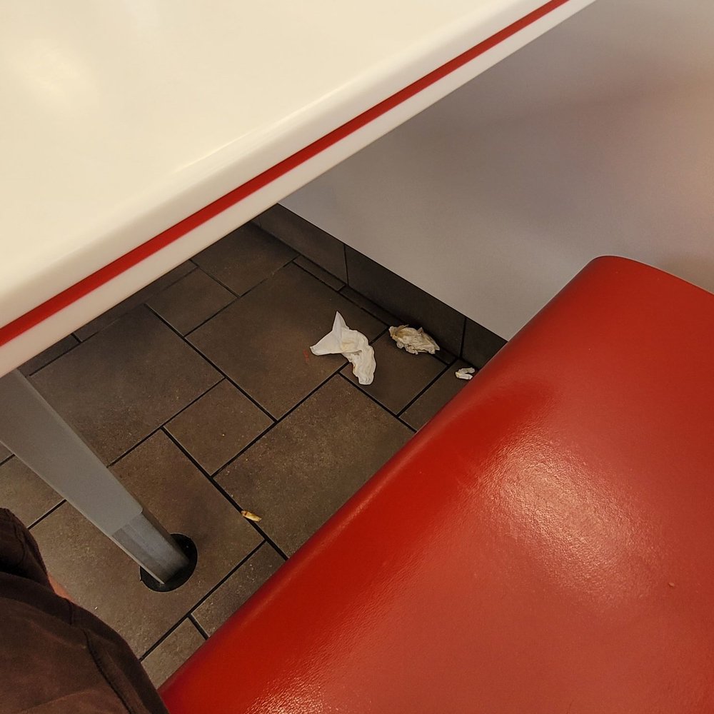 In-N-Out Burger - ows a red bench and a white table - Burgers Near Me - Riverside, California In-N-Out Burger - ows a red bench and a white table - Burgers Near Me - Riverside, California
