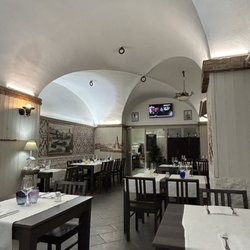 Il Molo - Inside the restaurant. They had cute whale planters hanging