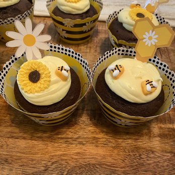 GG's Catering - cupcakes decorated with bees and flowers - Bakeries Near Me GG's Catering - cupcakes decorated with bees and flowers - Bakeries Near Me