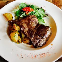 Plat du jour : hampe de bœuf, sauce au roquefort