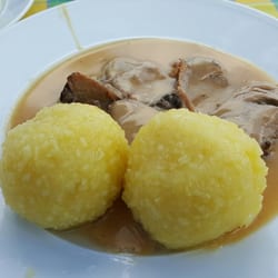 Reuthof - Das sollte eine normale Portion Kalbshax'n Fleisch sein. Das war nur zäh und die Soße war wie im Altenheim.