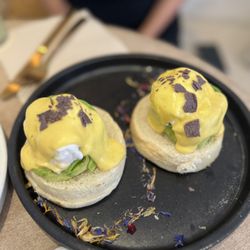 Brunch & Cake - Avocado Bennis (~€12)