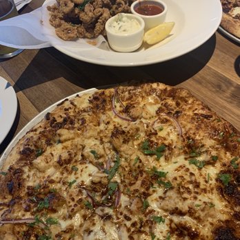 Yard House - Fried Calamari and barbecue BBQ Chicken Pizza - Vegetarian Near Me - Gaithersburg, Maryland Yard House - Fried Calamari and barbecue BBQ Chicken Pizza - Vegetarian Near Me - Gaithersburg, Maryland
