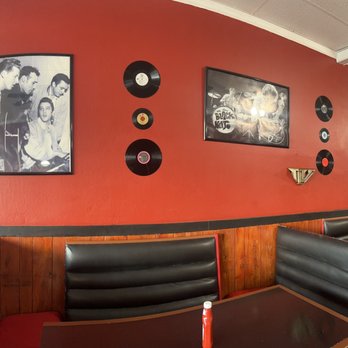 Kiki's Chicken Place - Wall decor - Chicken Wings Near Me - Sacramento, California
