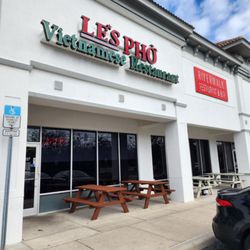 Le's Pho - Outside