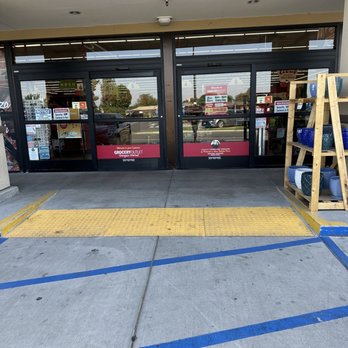 Grocery Outlet - ..... - Grocery Near Me - Lemoore, California
