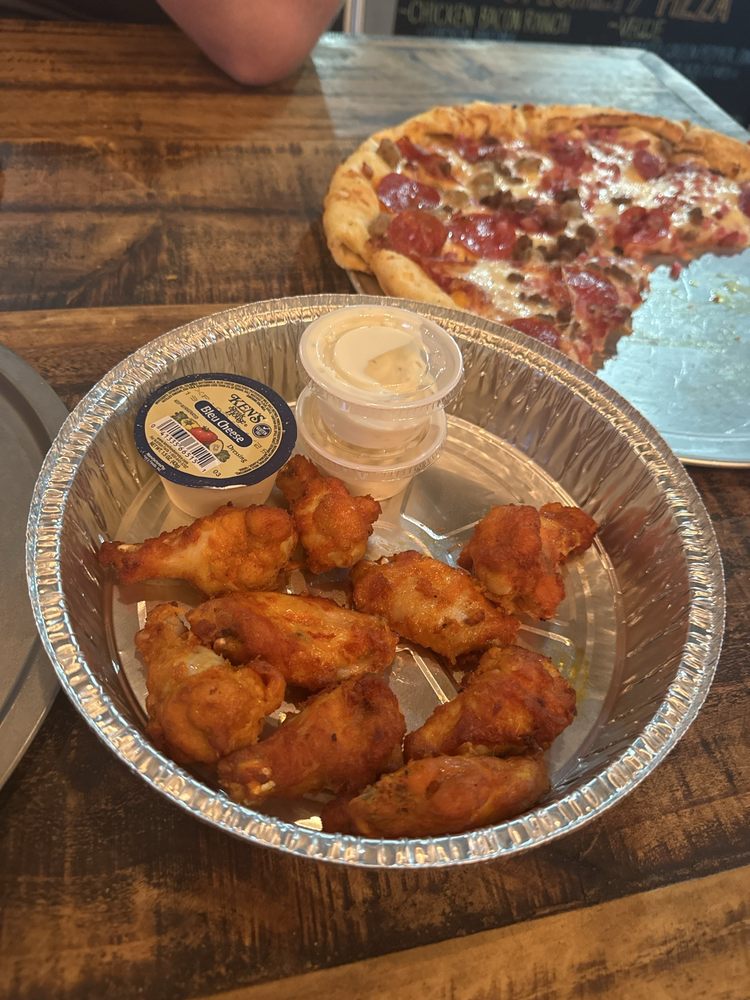 Dale Hollow Pizza Logo